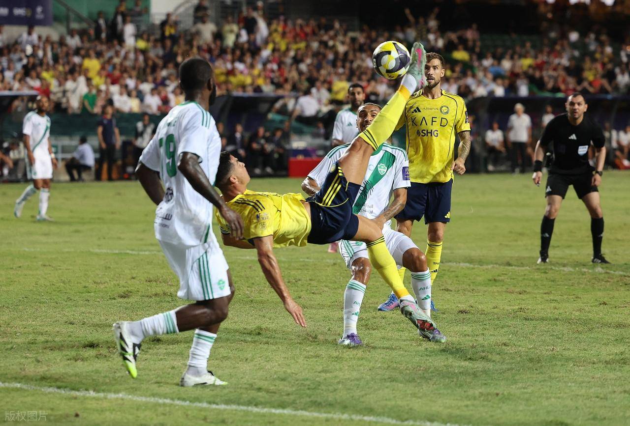 包含C罗在G2比赛中反败为胜，领先优势明显引发热议！比赛高潮迭起的词条