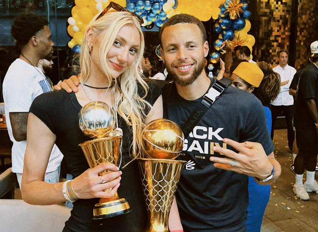 包含罗马训练开放日,关键时刻更衣室发声引欢呼,意大利杯在即,训练强度明显提升的词条 包含罗马训练开放日,关键时刻更衣室发声引欢呼,意大利杯在即,训练强度明显提升的词条